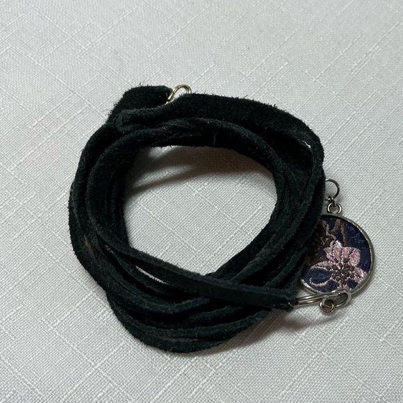 Handmade triple leather wrap bracelet. Sterling Silver. Silk floral fabric - Picture 4 of 8
